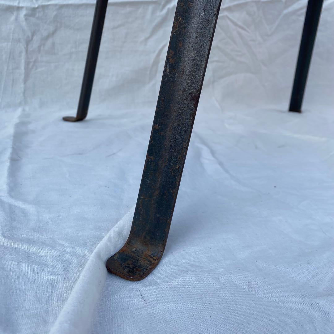 平らな鉄脚と円形の背もたれをもつ古い椅子 アンティーク ディスプレイ 店舗什器