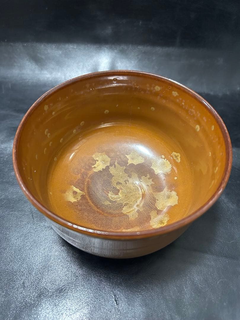 究極の美◾️蔵からコゲ茶色の釉薬に黄金の紋様が浮かび上がる美しい抹茶茶碗が出てきた
