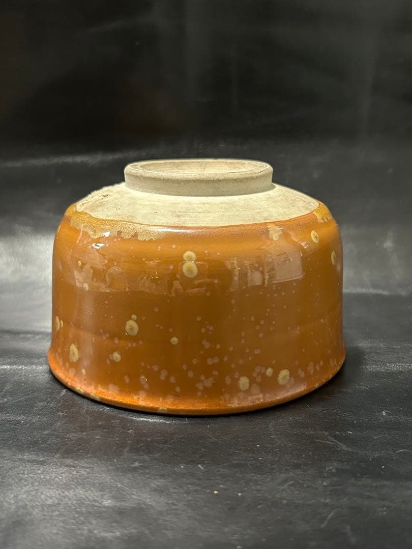 究極の美◾️蔵からコゲ茶色の釉薬に黄金の紋様が浮かび上がる美しい抹茶茶碗が出てきた