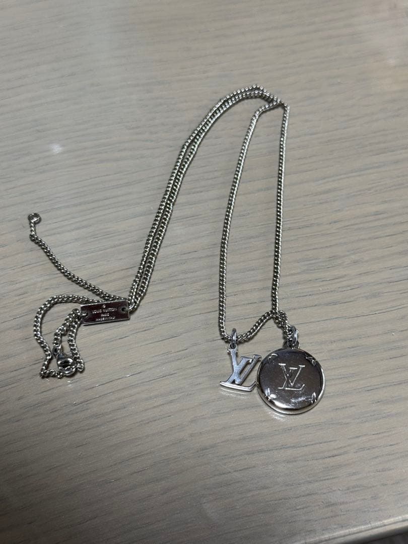 に*ん様 Louis Vuitton シルバーネックレス ロゴチャーム付き