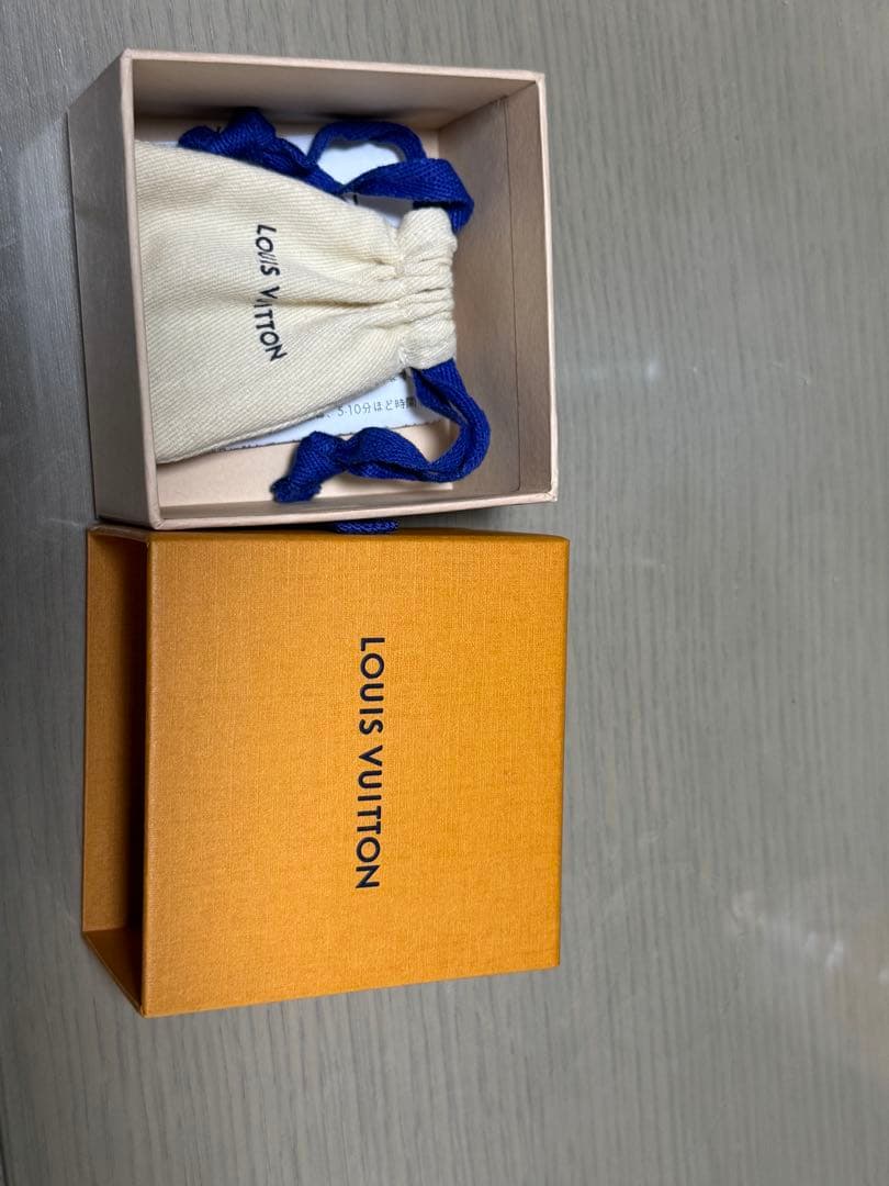 に*ん様 Louis Vuitton シルバーネックレス ロゴチャーム付き