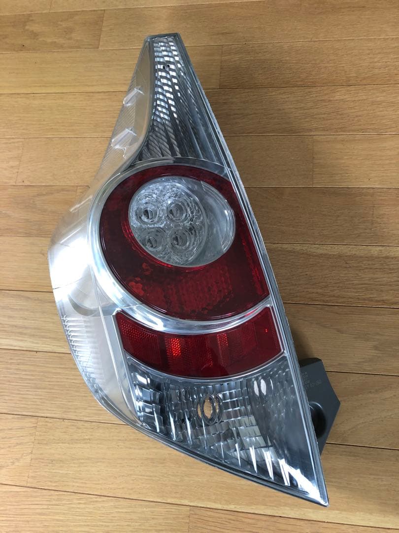 アクアNHP10前期テールランプ