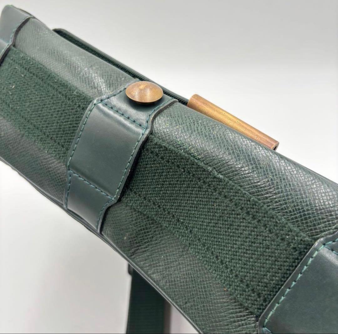 ルイヴィトン タイガ ヴィクトール レザーショルダーバッグ M30144グリーン