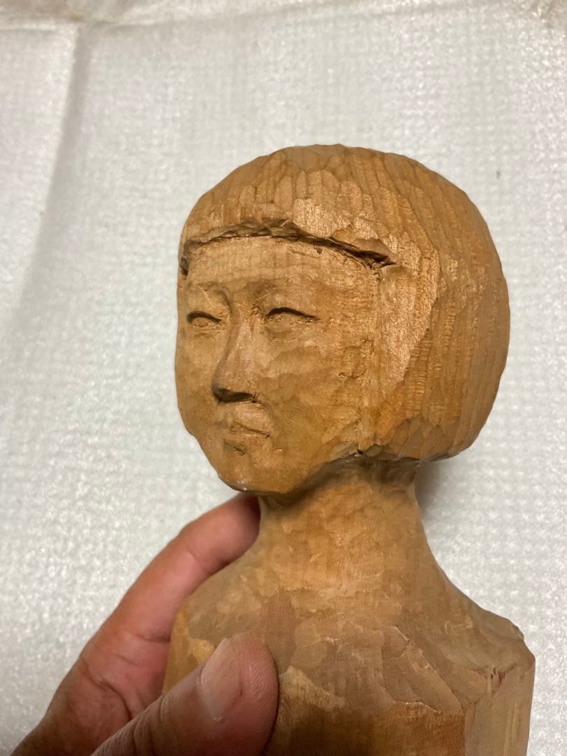 木彫／少女像。使用材料カシノキ。【大きさ／15センチ程のもの】