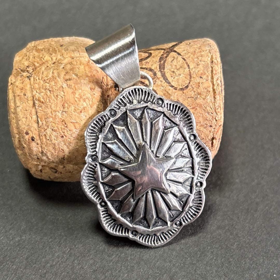 サンシャインリーブス　ペンダント　インディアンジュエリー　ナバホ　navajo