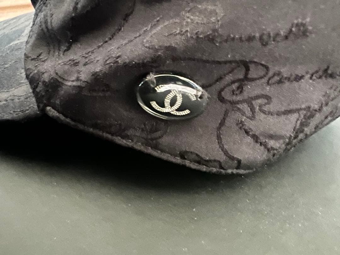 シャネル 黒 エンボスキャップ