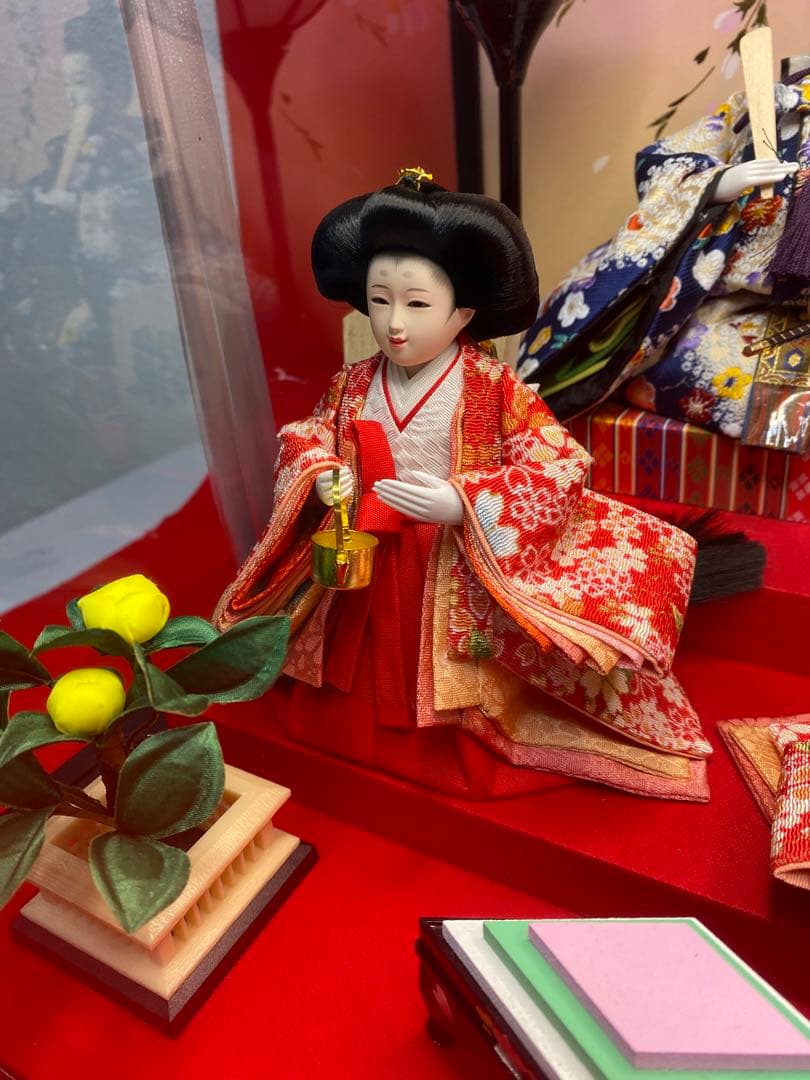 雛人形　親王五人飾りガラスケース入・間口約５４×奥行約３８×高さ約４０㎝