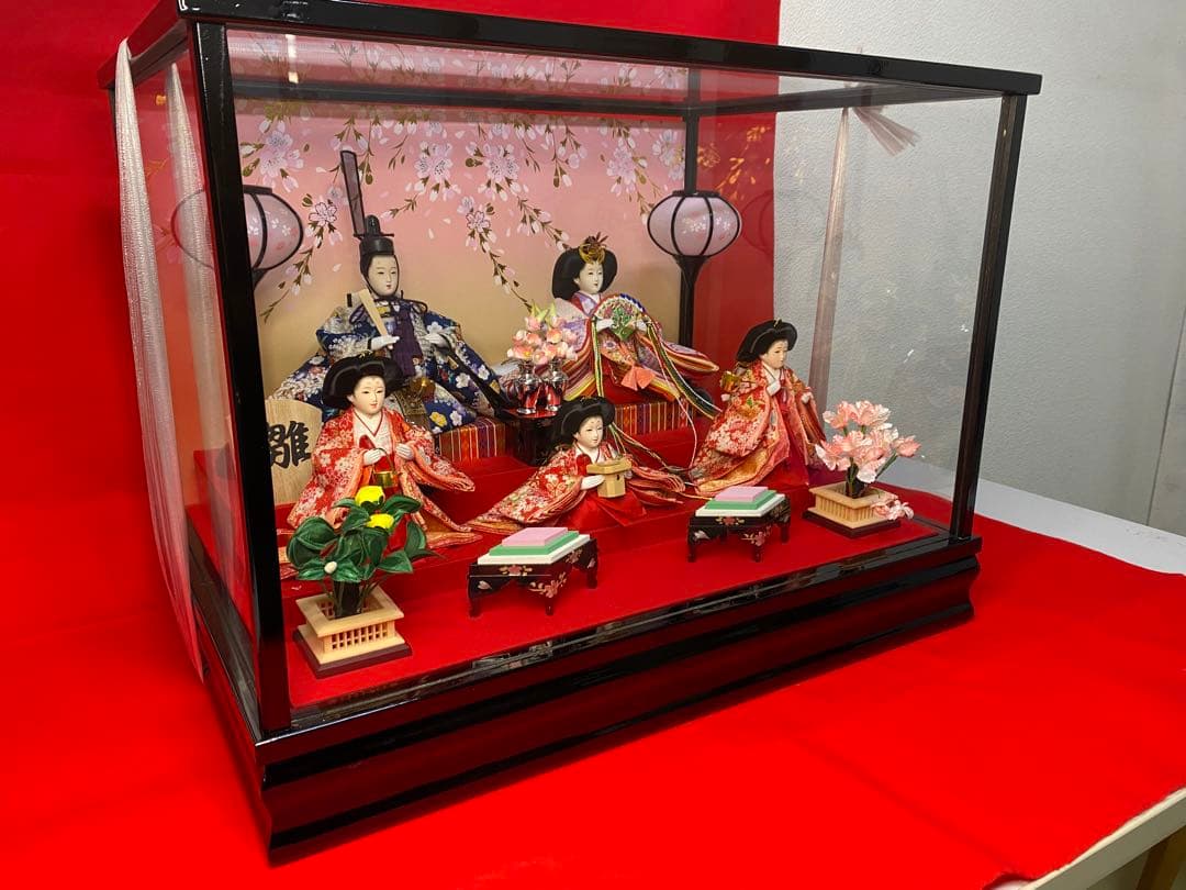 雛人形　親王五人飾りガラスケース入・間口約５４×奥行約３８×高さ約４０㎝