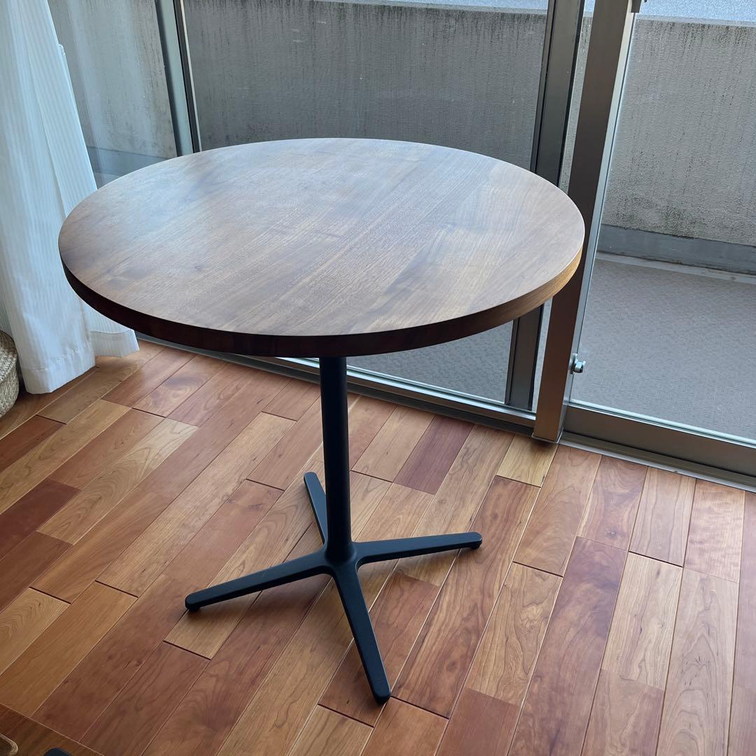 グリニッチの無垢材カフェテーブル（70）です