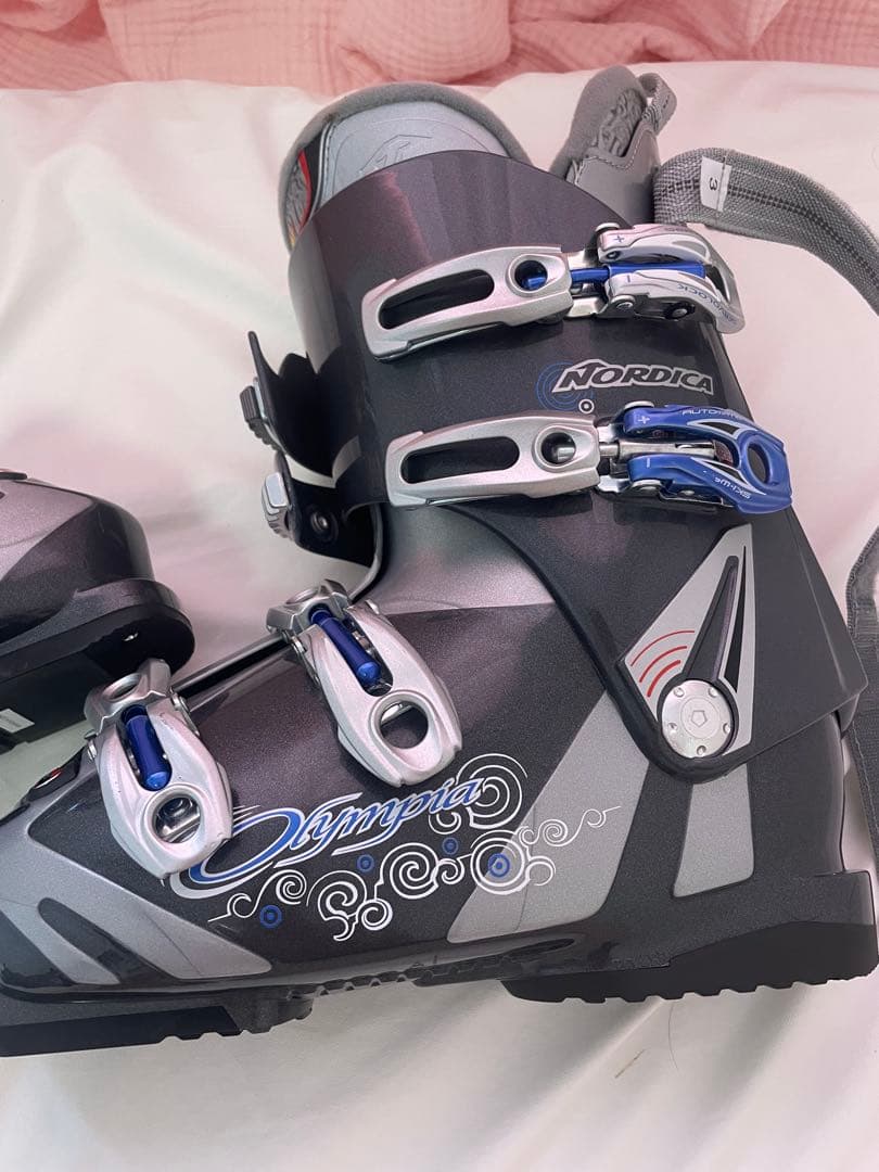 新品Nordica スキー用ブーツ 男女OKグレー/シルバー　タグ付き