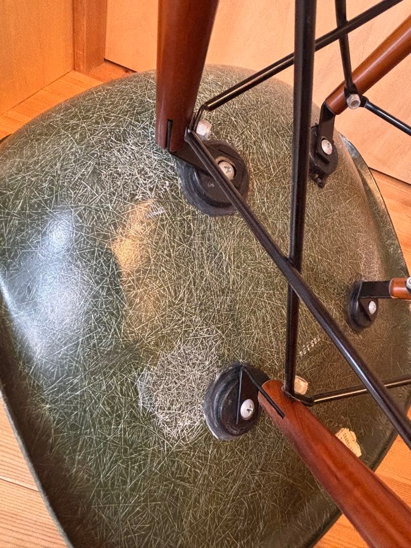 TO27 ハーマンミラー　イームズチェア　サイドシェル