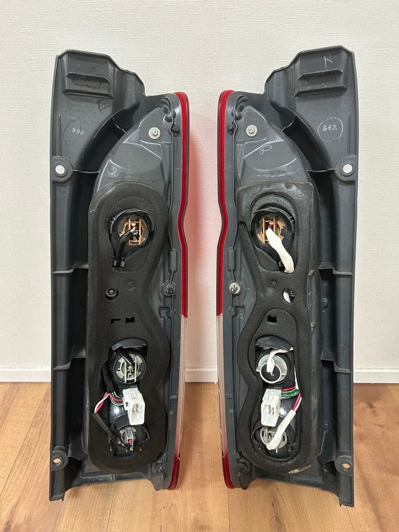 ハイエース 純正寒冷地仕様テールランプ 2個セット