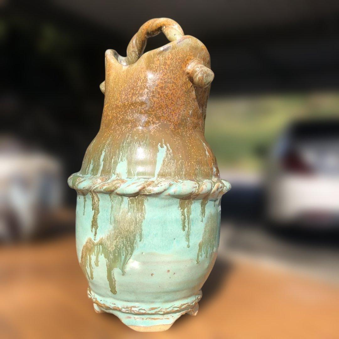 陶器製の持ち手付き花瓶