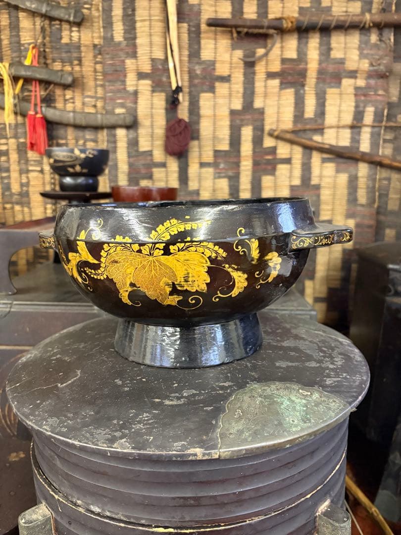 アイヌ　耳盥　キサラリパッチ　漆器　儀礼用具　イヨマンテ　蒔絵入り