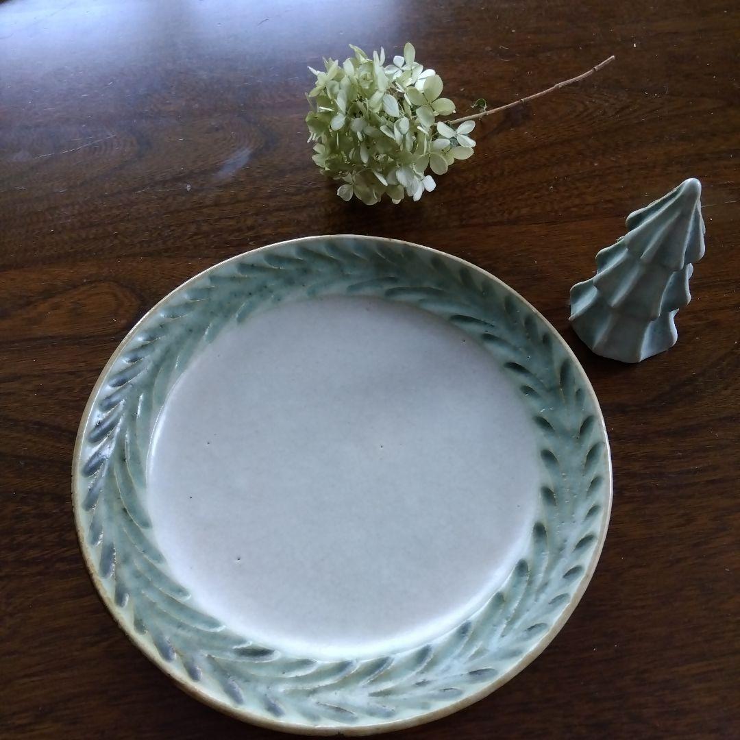 鈴木美汐さんの　ラウル7寸皿　と　モミノキペイパーウェイト