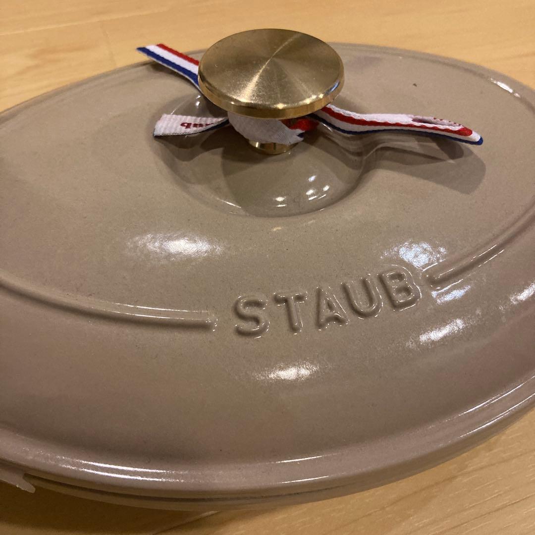 【新品未使用】STAUB オーバル型 ベージュ　レシピ本付き