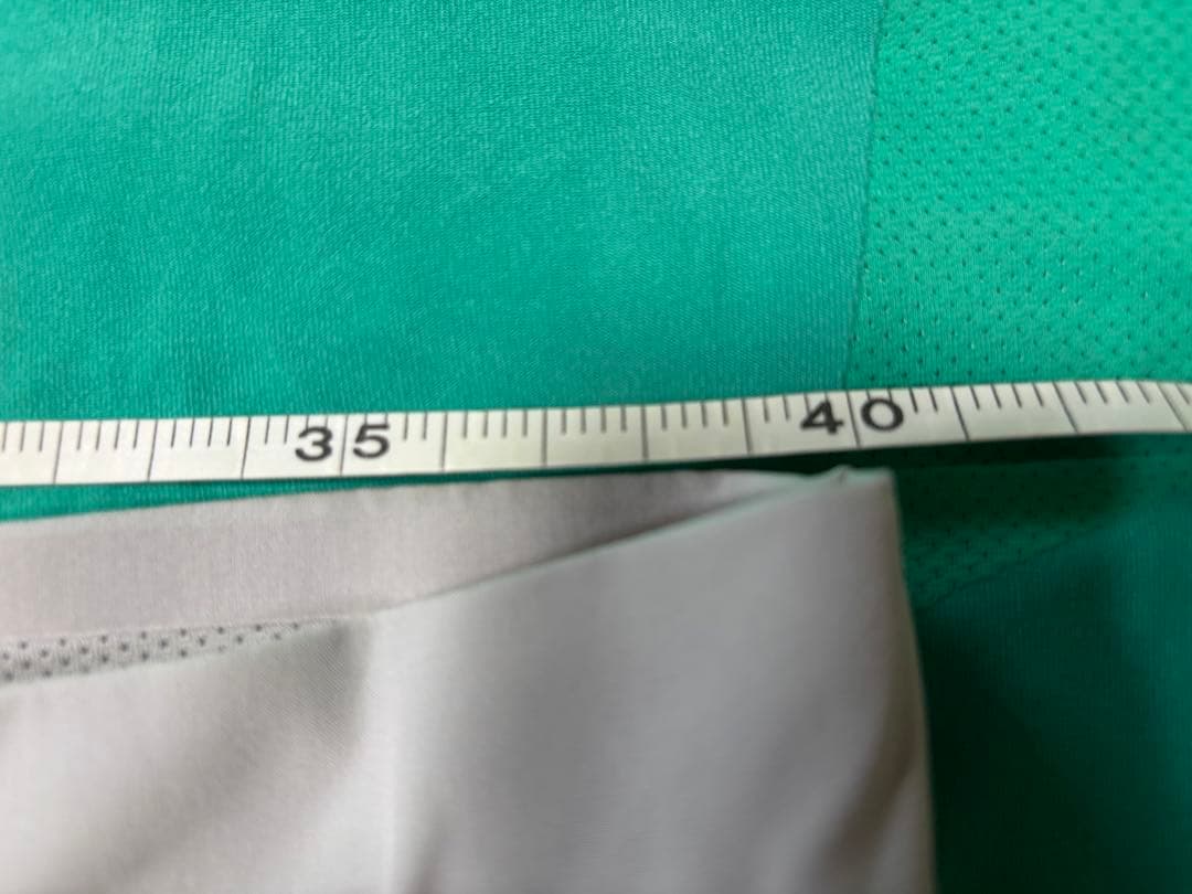 ラファエル・ナダル ナイキ 緑色Vネックシャツと灰色ショーツ上下セット