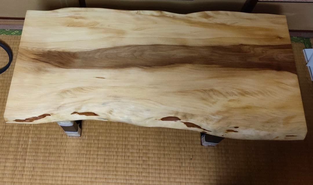 イヌマキ 一枚板 センターテーブル アイアンレッグ 蜜蝋仕上げ