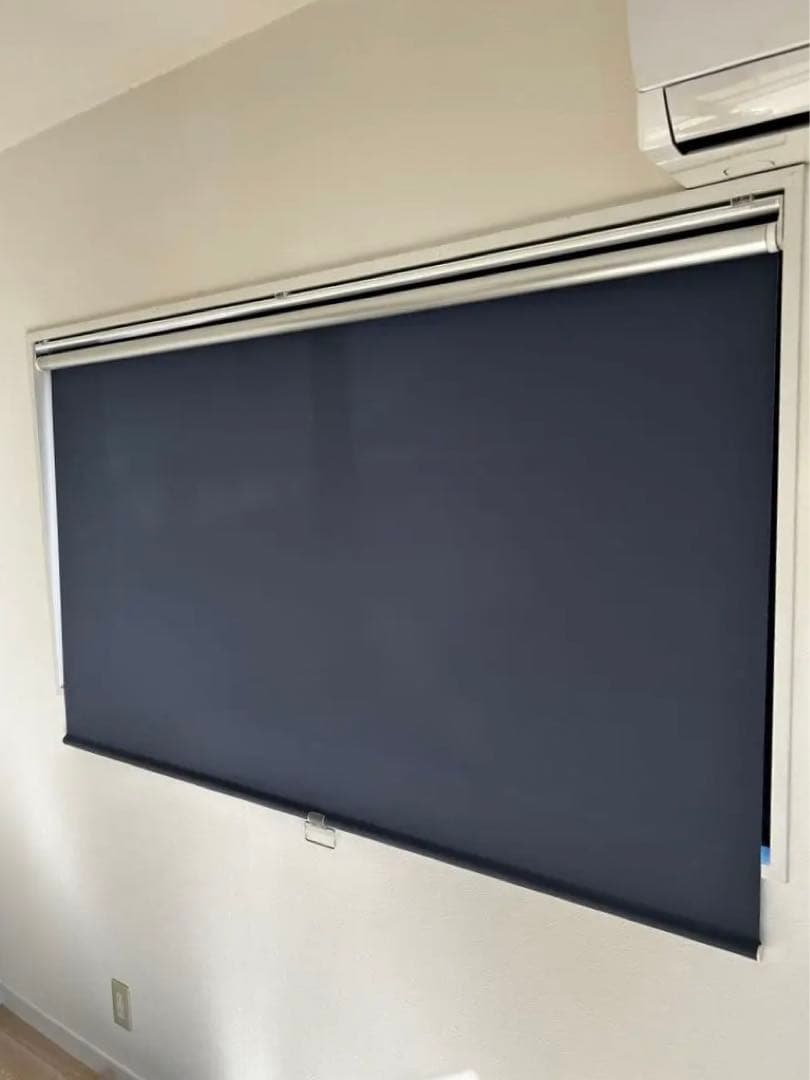 ダークブルー 手動ロールスクリーン 壁面取り付け