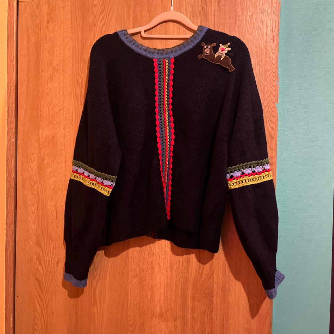 アルベロベロ刺繍入り黒セーター