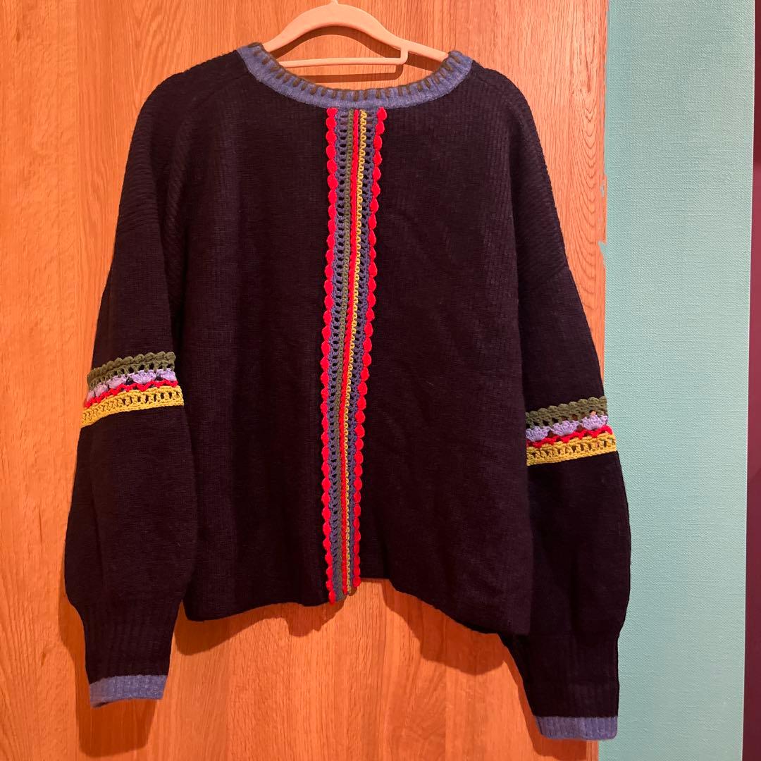 アルベロベロ刺繍入り黒セーター