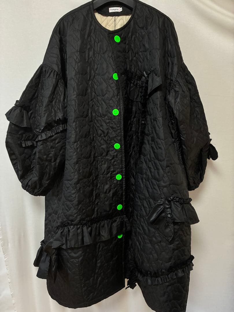 ジャケット・アウター RABBIT QUILT VARIOUS FRILL COAT / F2