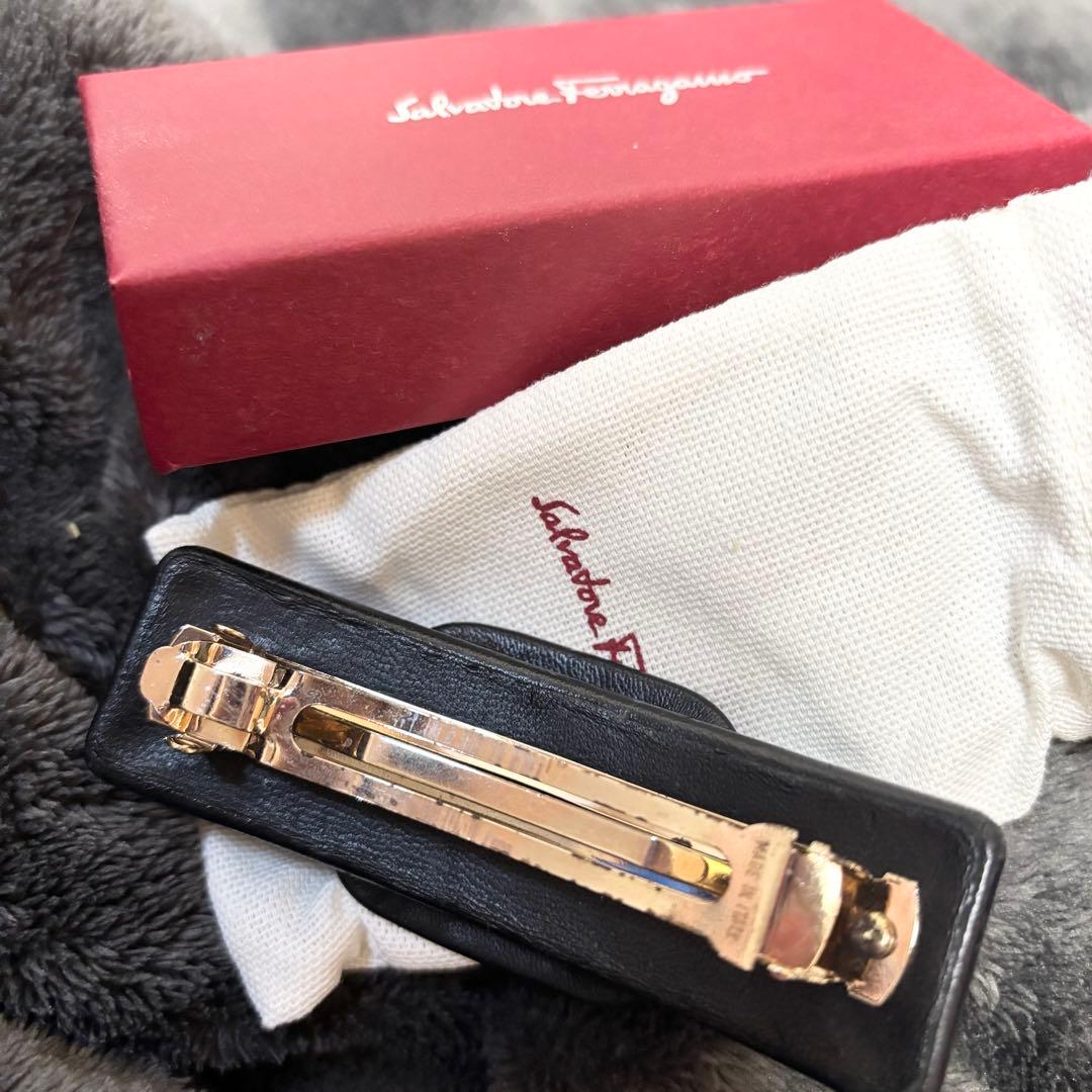 フェラガモ バレッタ レザー 黒