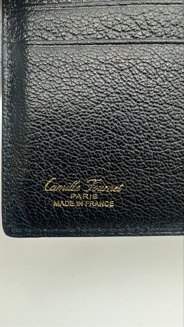 Camille Fournet カミーユフォルネ 黒レザー 二つ折り財布 型押し