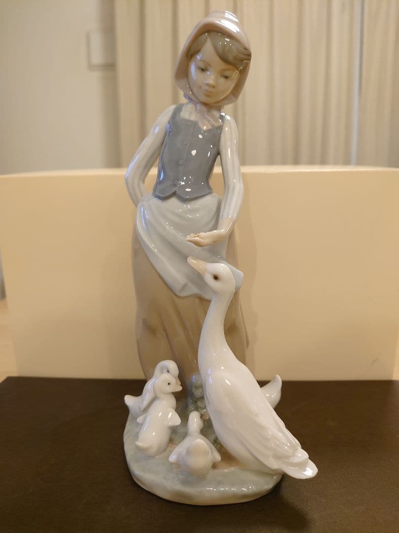【美品 絶版 希少】LLADRO リヤドロ 1277『かたつむりをあげる少女』