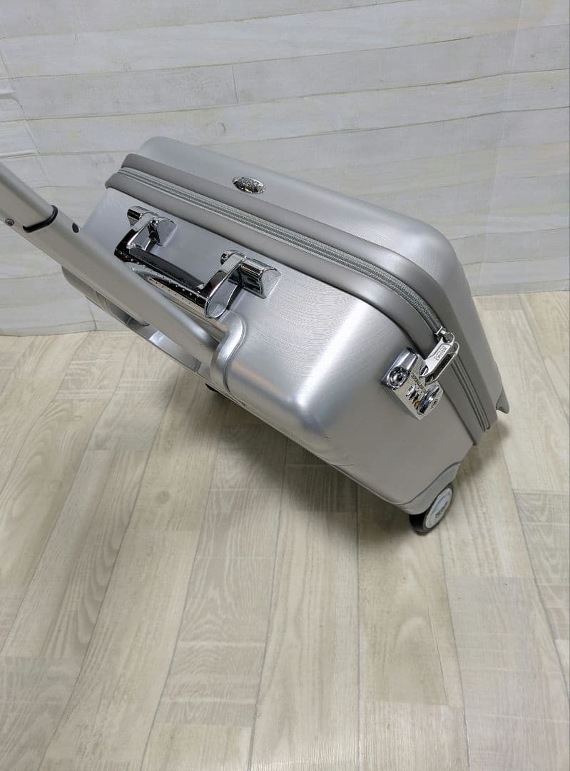 無骨でかっこいい！ゼロハリバートン　アルミキャリーケース