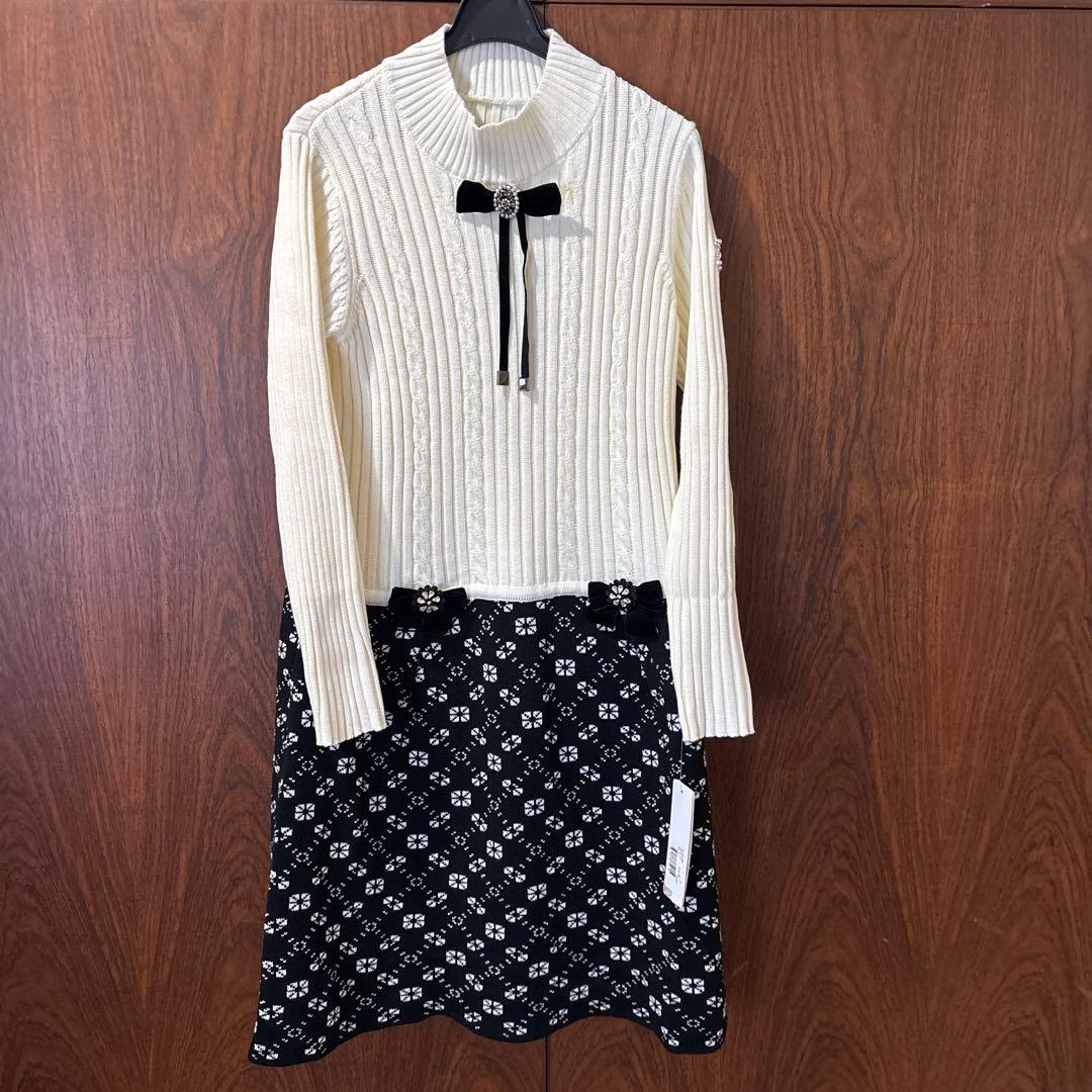 アイボリーリブセーターと花柄スカートセット