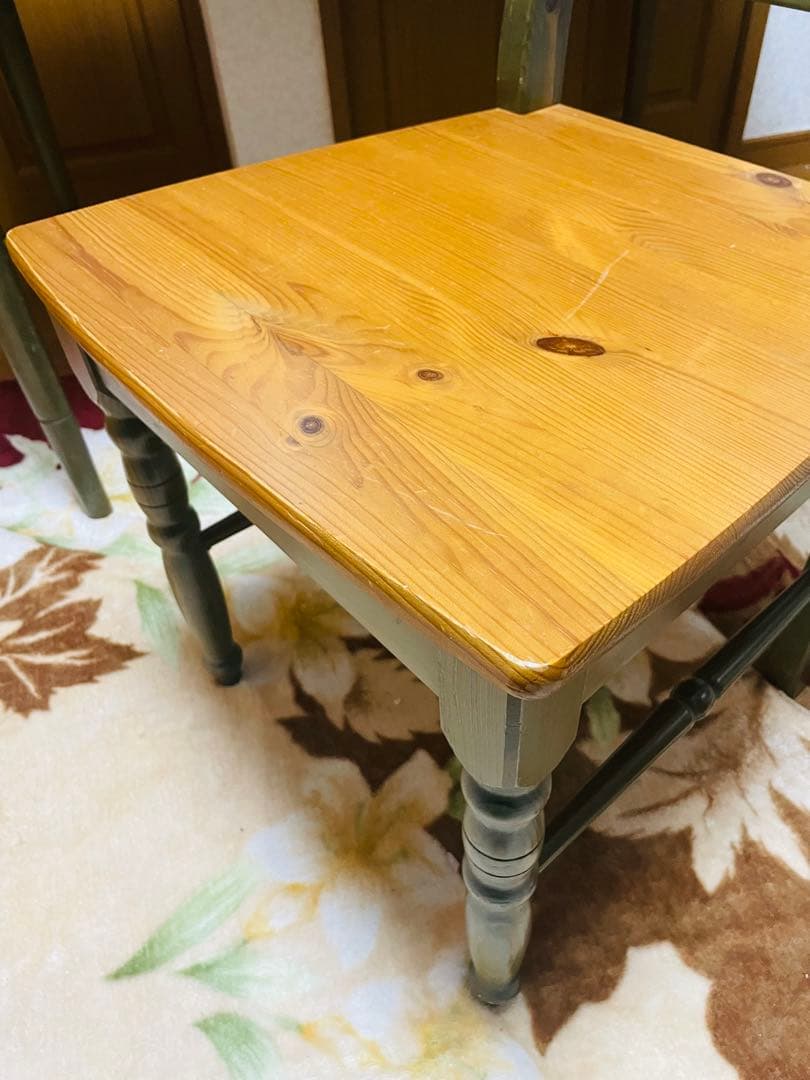 カントリー調　スェーデン製　机と椅子のセットです。 木製カントリースタイル