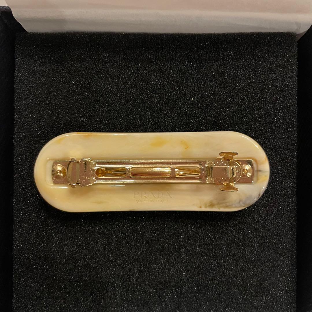 プラダ ヘアクリップ
