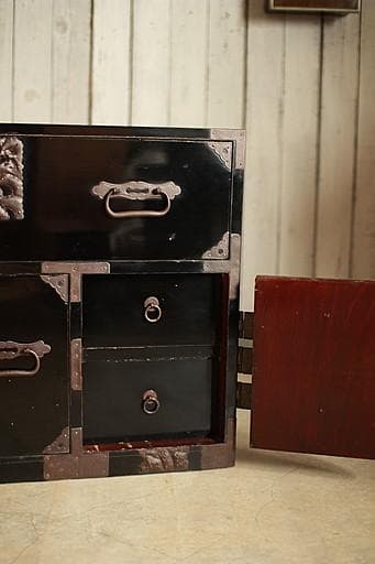 Akamaru 　綺麗な打ち出し金具時代庄内箪笥　扉付き　時代箪笥