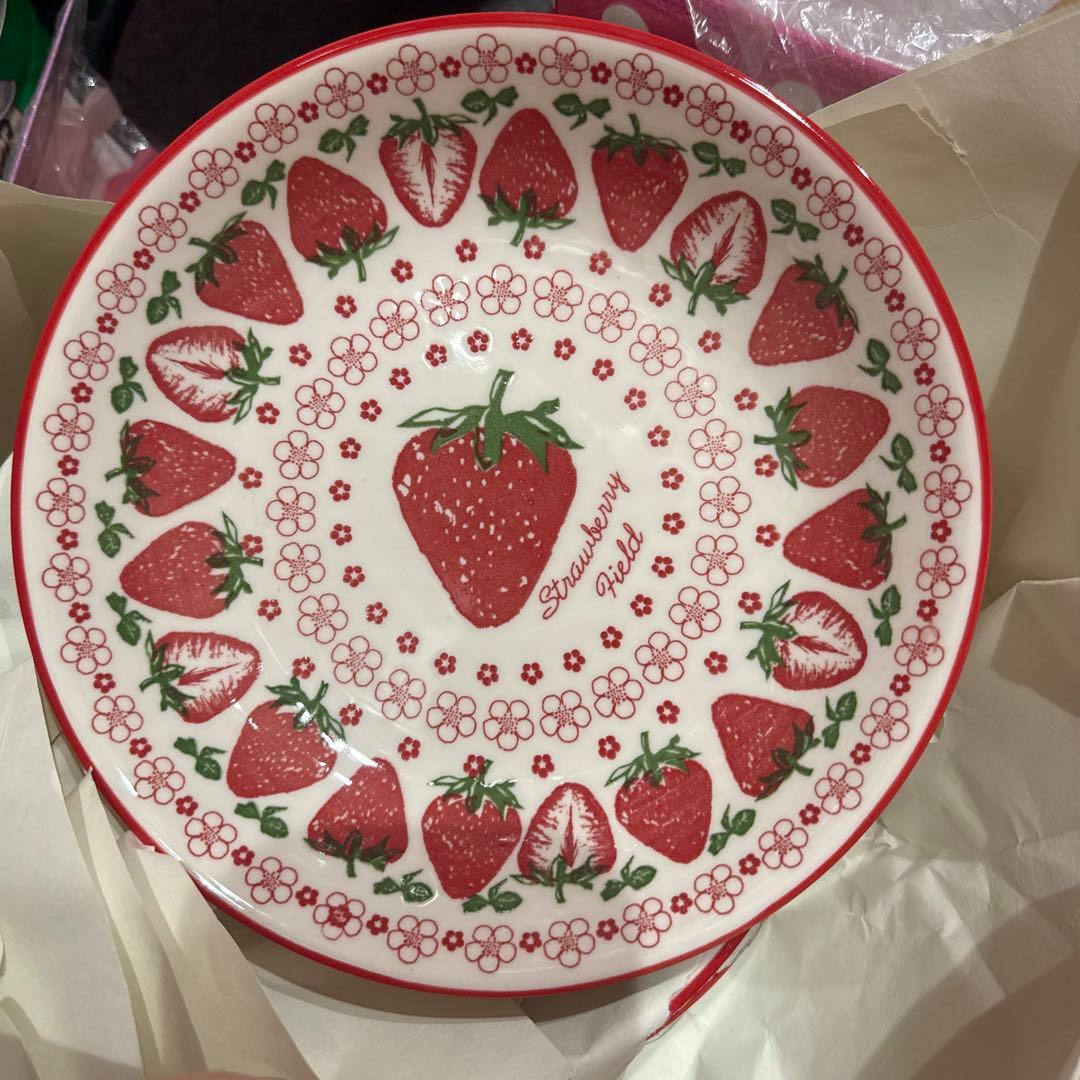 いちごデザインの丸型皿
