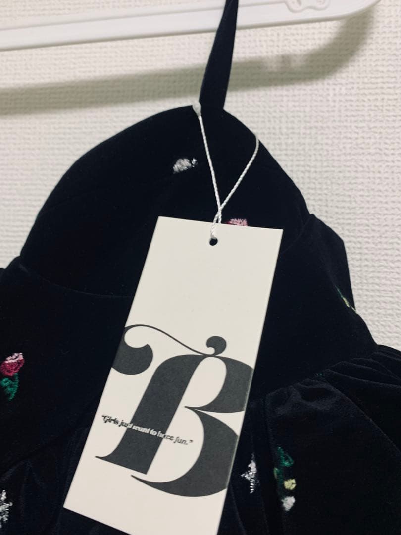 Bibiy. ブラック フラワー刺繍 トップス