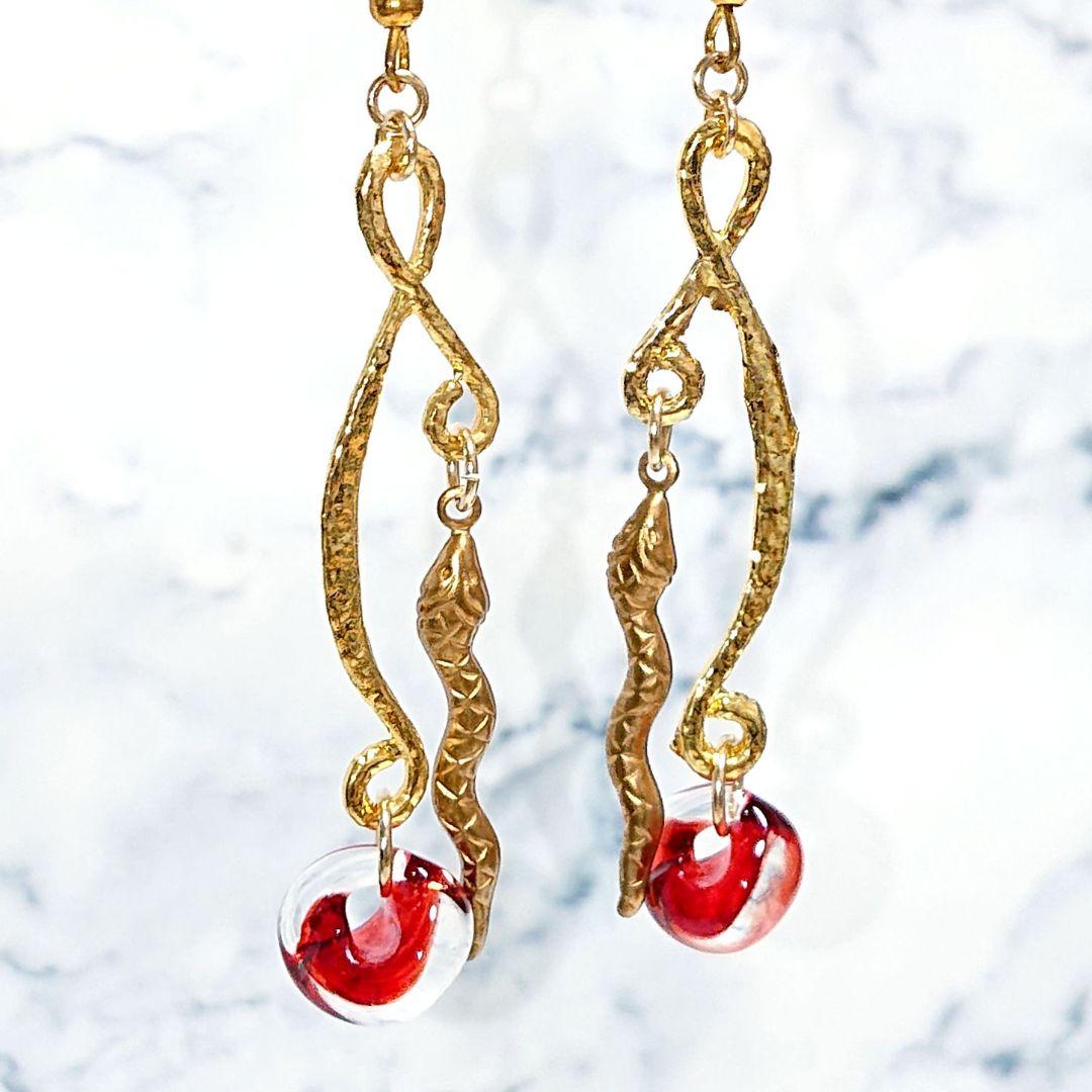 【ピアス】蛇×国産ガラスドロップ エスニックアジアン 秋冬