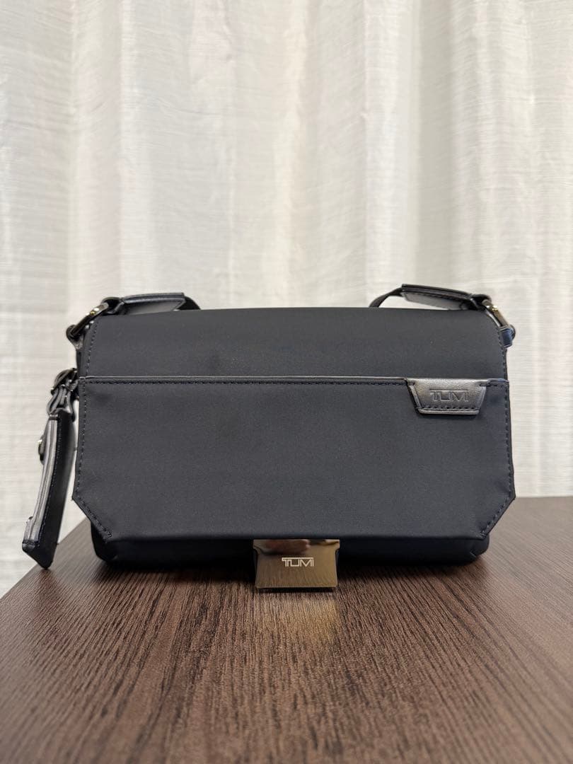 TUMI ブラック ショルダーバッグ