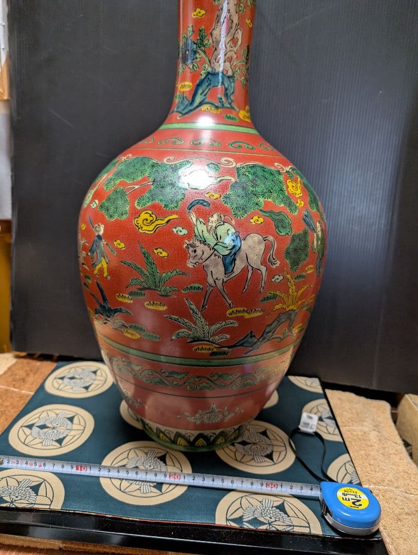 九谷焼赤絵人物図赤地の装飾花瓶 高さ65cm