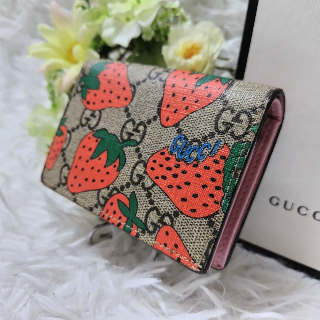 レア美品✨グッチ◇いちごプリントスプリーム二つ折り財布　ゴールド金具ピンクレザー