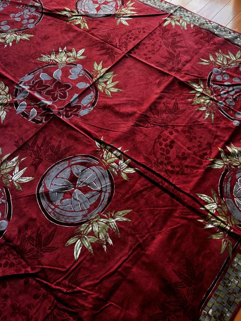 赤い花柄テーブルクロスとナプキン6枚付き（写真では5枚ですが6枚です）