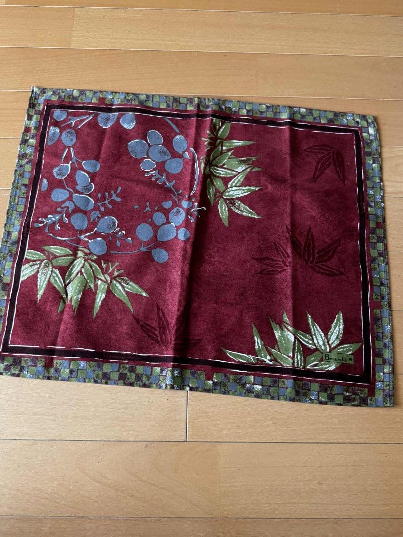 赤い花柄テーブルクロスとナプキン6枚付き（写真では5枚ですが6枚です）