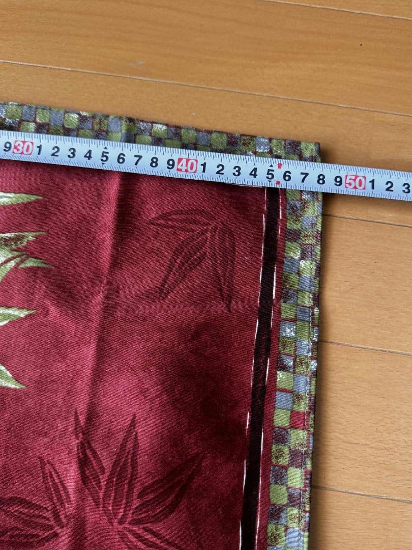 赤い花柄テーブルクロスとナプキン6枚付き（写真では5枚ですが6枚です）