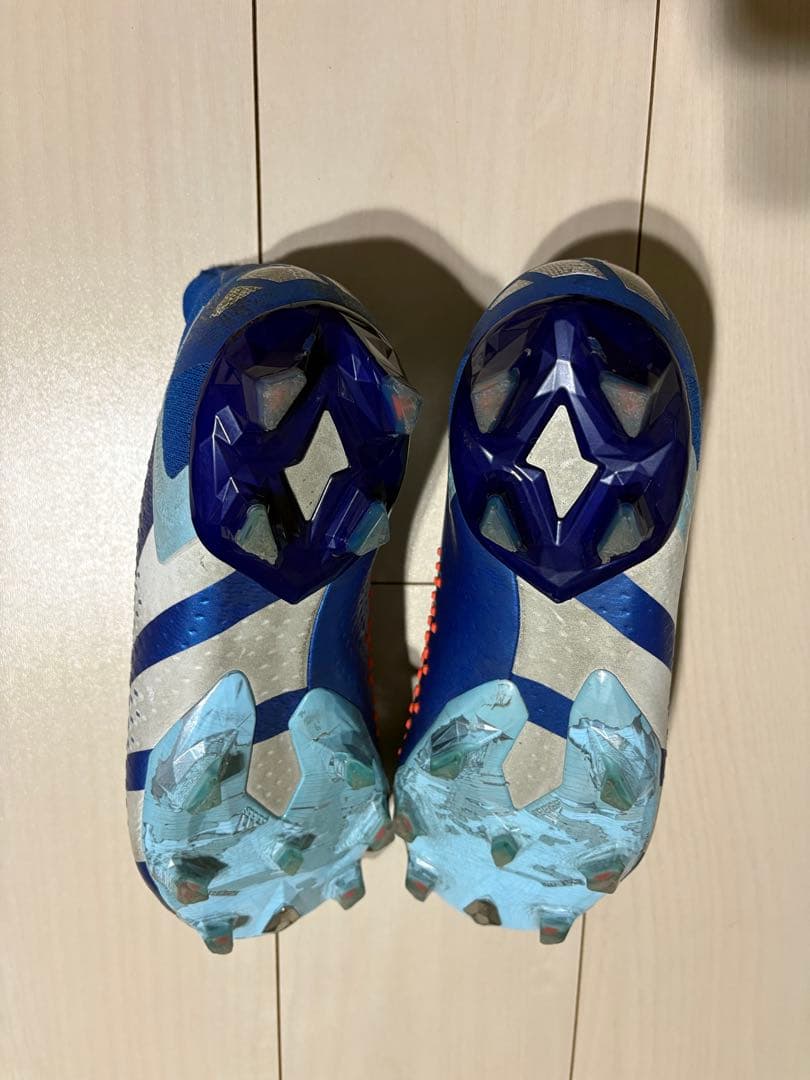 アディダス プレデター アキュラシー+ FG 27.0 紐なし