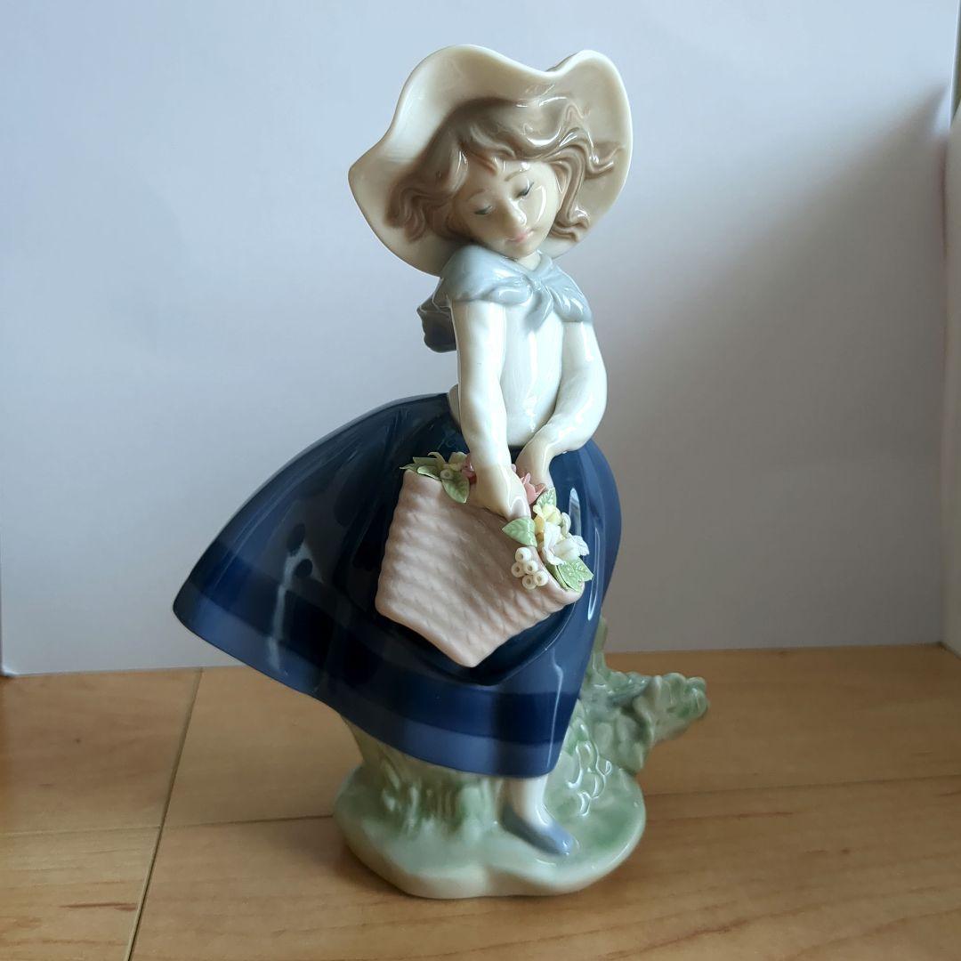 リヤドロ　綺麗な花を持った少女