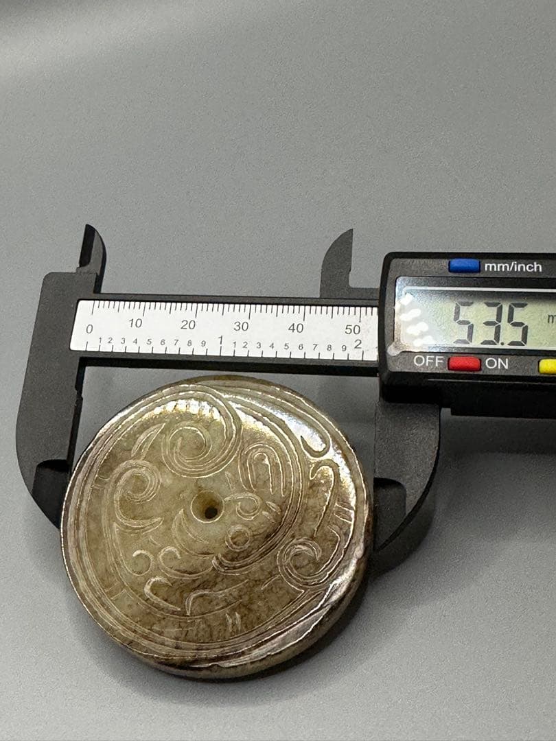 彫刻円盤 2個セット ループタイ　和田玉　古砡　白砡　根付　天然素材 置物骨董