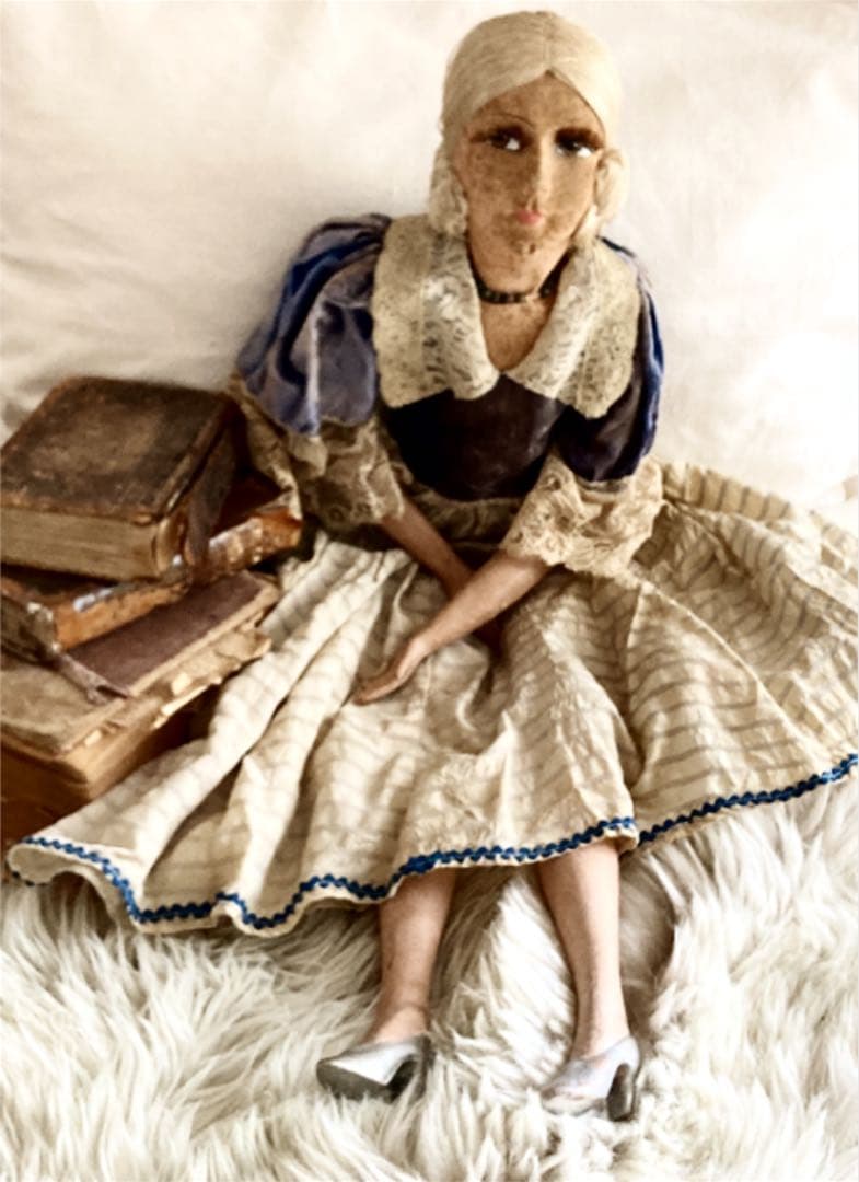 アンティーク雑貨 Shabby and lovely sofa doll.