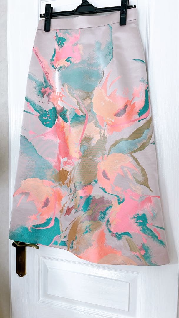 アート柄　ジャガードサテンスカー新品未使用