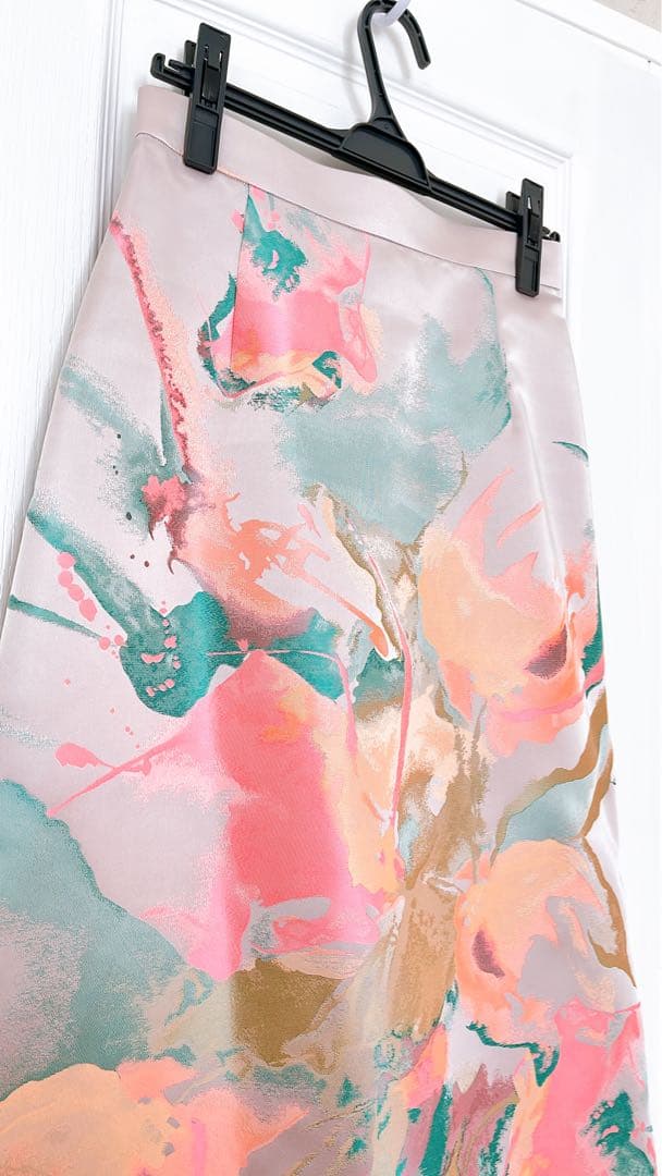 アート柄　ジャガードサテンスカー新品未使用