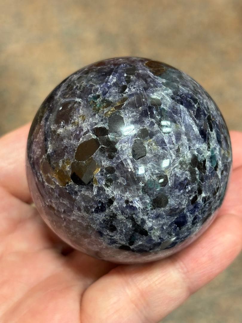 レアストーン　アイオライト&エメラルド&トルマリン&マイカ共生丸玉5.78cm